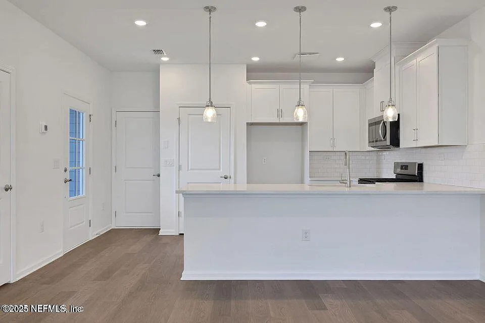 3 bed, 2.5 bath, 1445 sqft, $2,025 — Photo 2