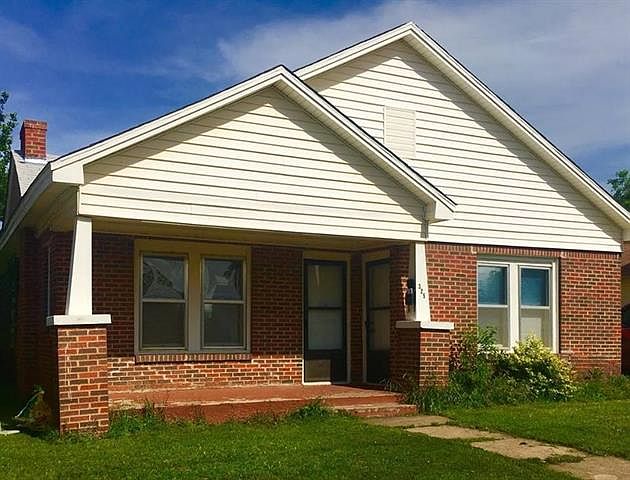1st image of 325 Ross Ave