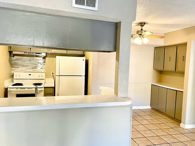 San Mateo Apartments — Photo 13