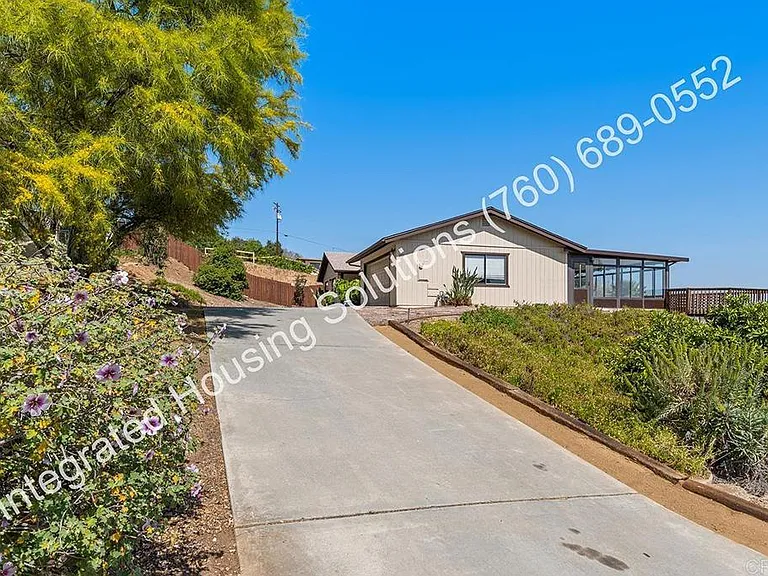 945 Pinon St — Photo 2