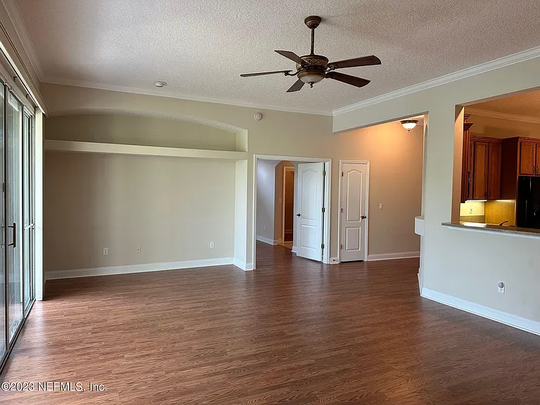 1439 Barrington Cir — Photo 9