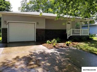 1043 Crestmore Way, Mason City, IA 50401