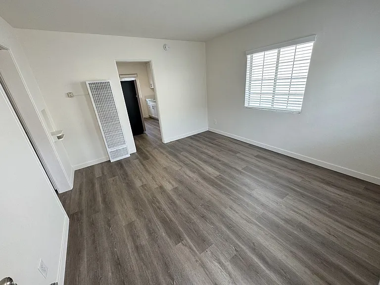 5058-68 Santa Monica Ave — Photo 13