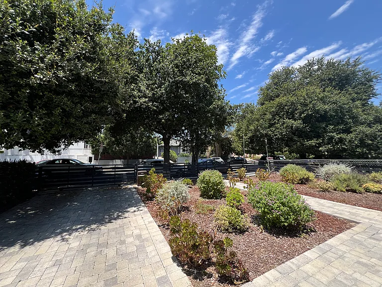 816 N Harvard Blvd — Photo 17
