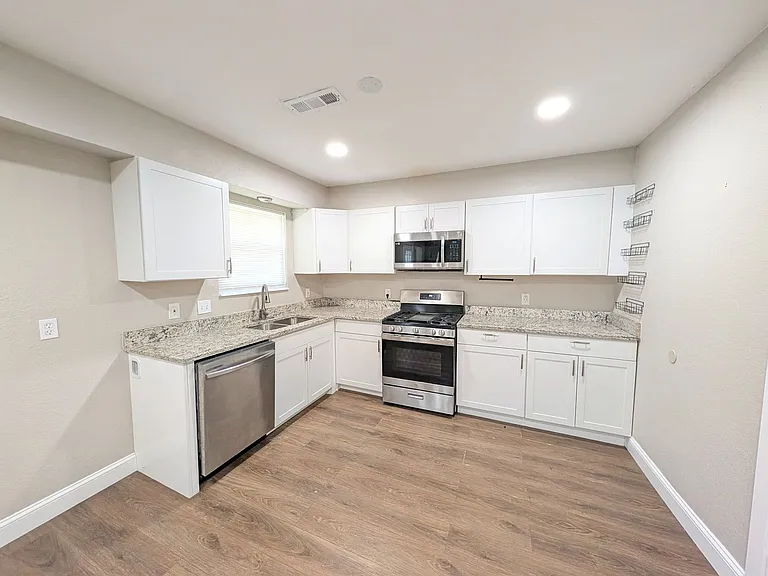 1604 S Redbud Pl — Photo 5