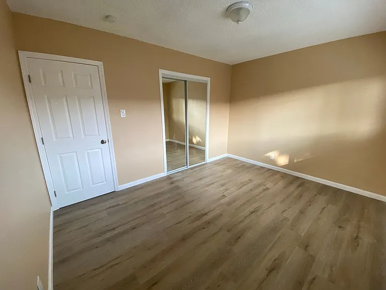 Las Palmas Apartments — Photo 15