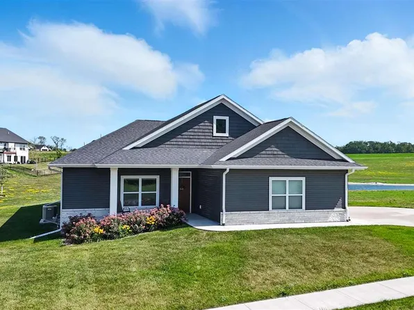 200 Westwood Cir, Kalona, IA 52247