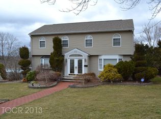 95 Circle Dr, Paramus, NJ 07652