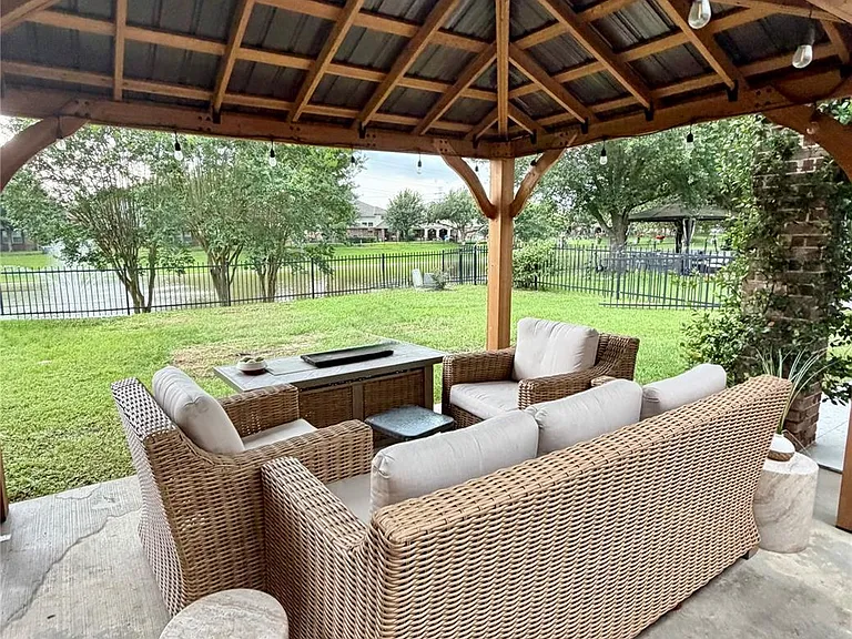 16927 Locust Springs Dr — Photo 1