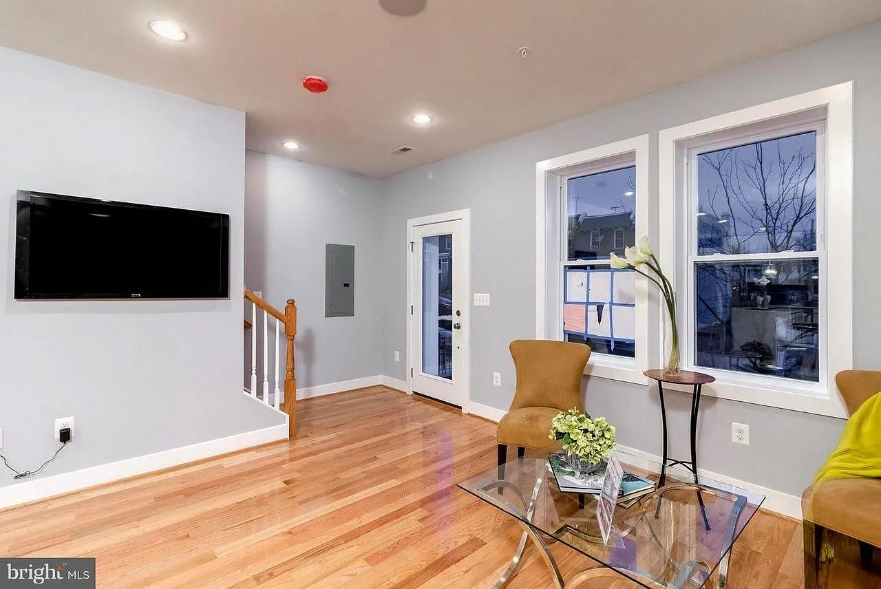 225 Bryant St NE — Photo 3