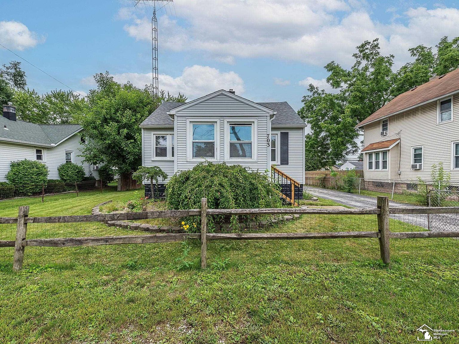 703 Mulhollen Dr, Monroe, MI 48161 Zillow