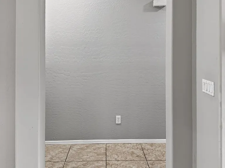 2421 W Ellis St — Photo 22