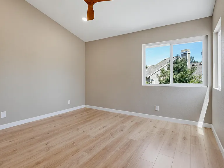 54 Sandalwood — Photo 24