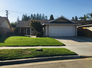 935 N Oakwood Ct, Visalia, CA 93291
