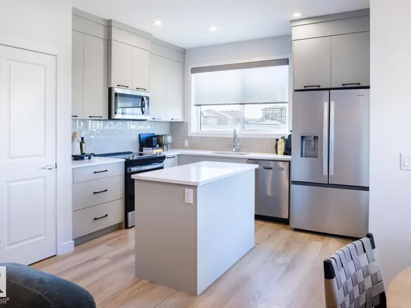 5518 Hawthorn Pass SW, Edmonton, AB T6X 3K6
