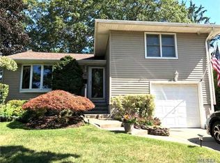 99 N Cedar St, Massapequa, NY 11758