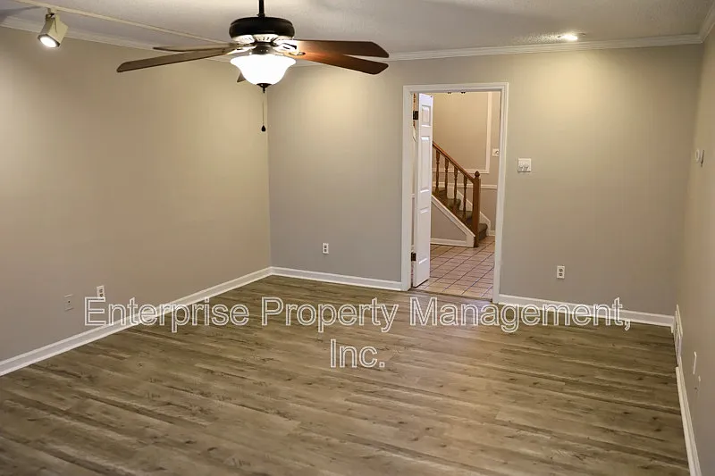 3 bed, 2.5 bath, 1756 sqft, $1,795 — Photo 2