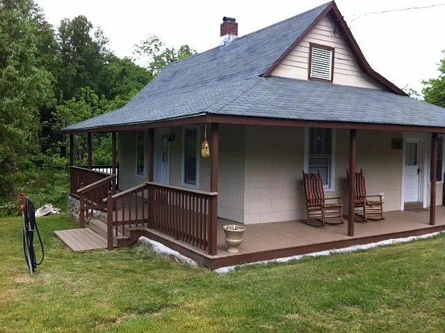 221 Edgewood Rd S — Photo 1