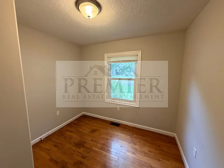504 Westwood Dr — Photo 8