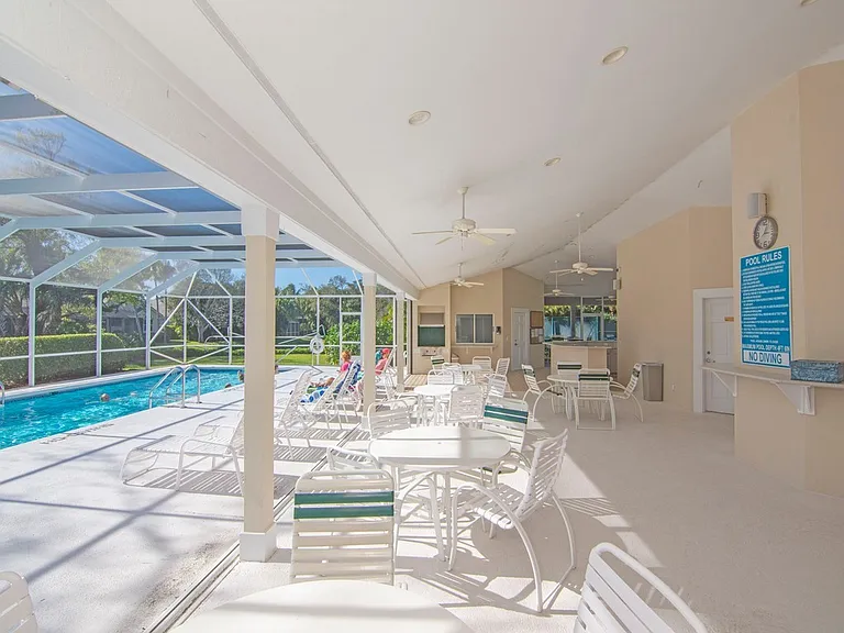 560 N Monterey Dr — Photo 35