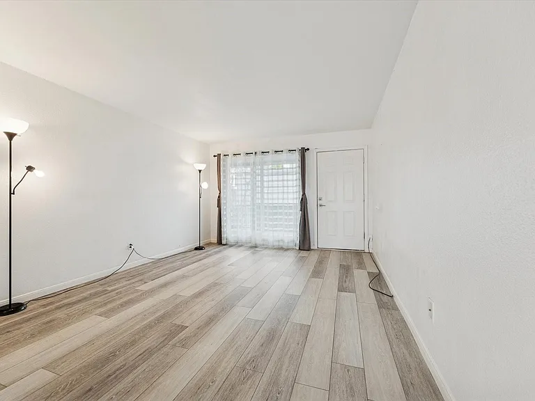 4450 Sherwood Ln #8 — Photo 5