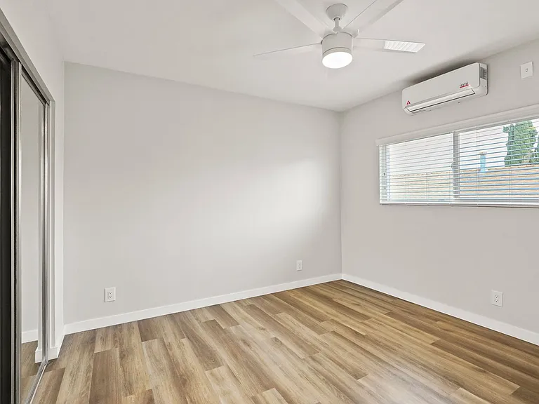 1352 W 36th Street apartments — Photo 32