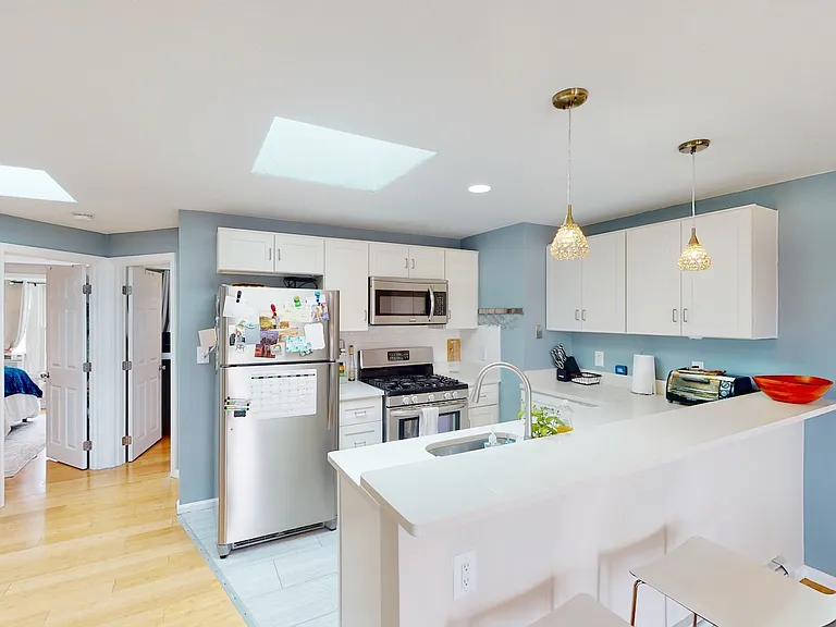 324 W 3rd St #2 — Photo 3