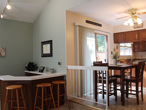 Flowing floor plan ideal for entertaining!