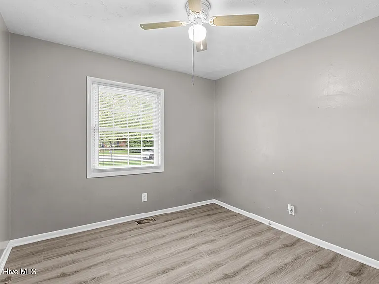 105 Valley Ct — Photo 11