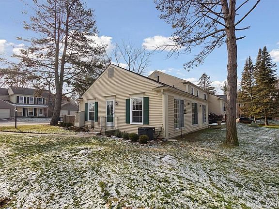 2nd image of 1499 Carriage Ln