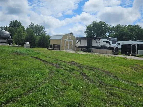 6 Greenwood Ln, Linn Valley, KS 66040