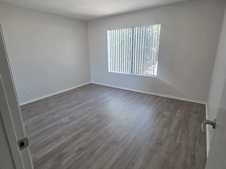 IMT 14227 Vanowen — Photo 30