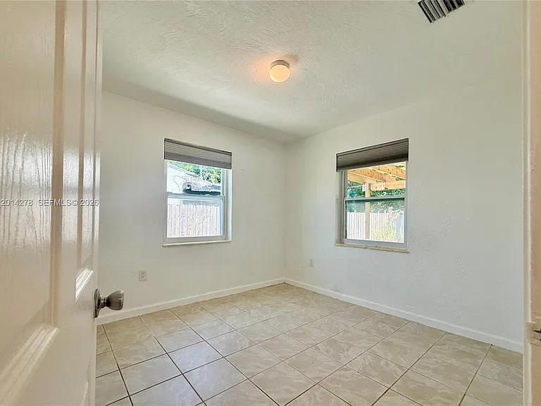 2318 Dewey St — Photo 16