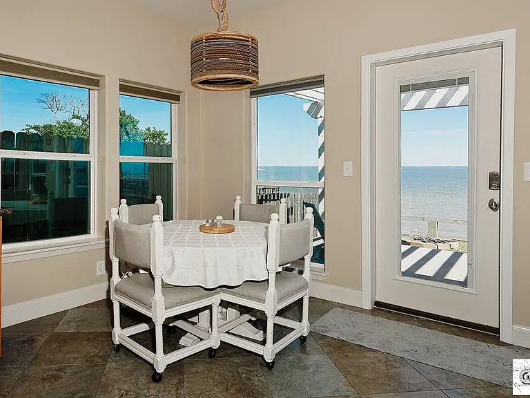 3731 Bayshore Dr — Photo 4