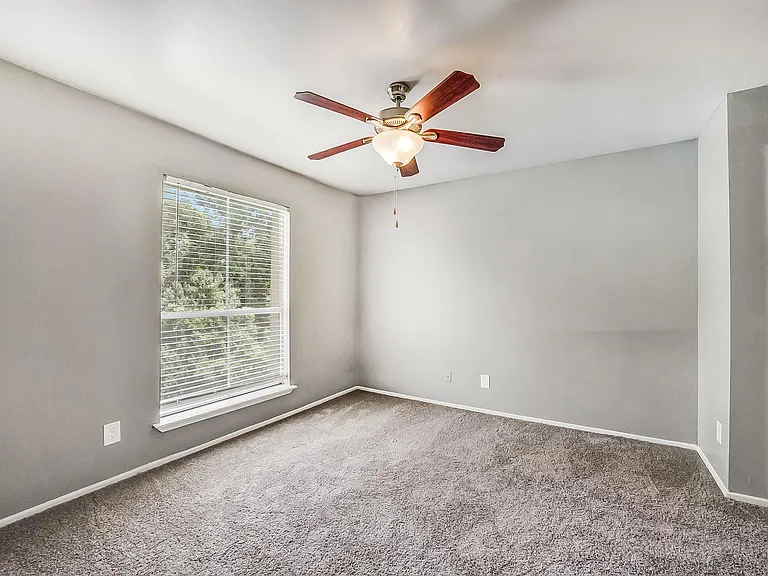 Spring Hill Village Apartments — Photo 20
