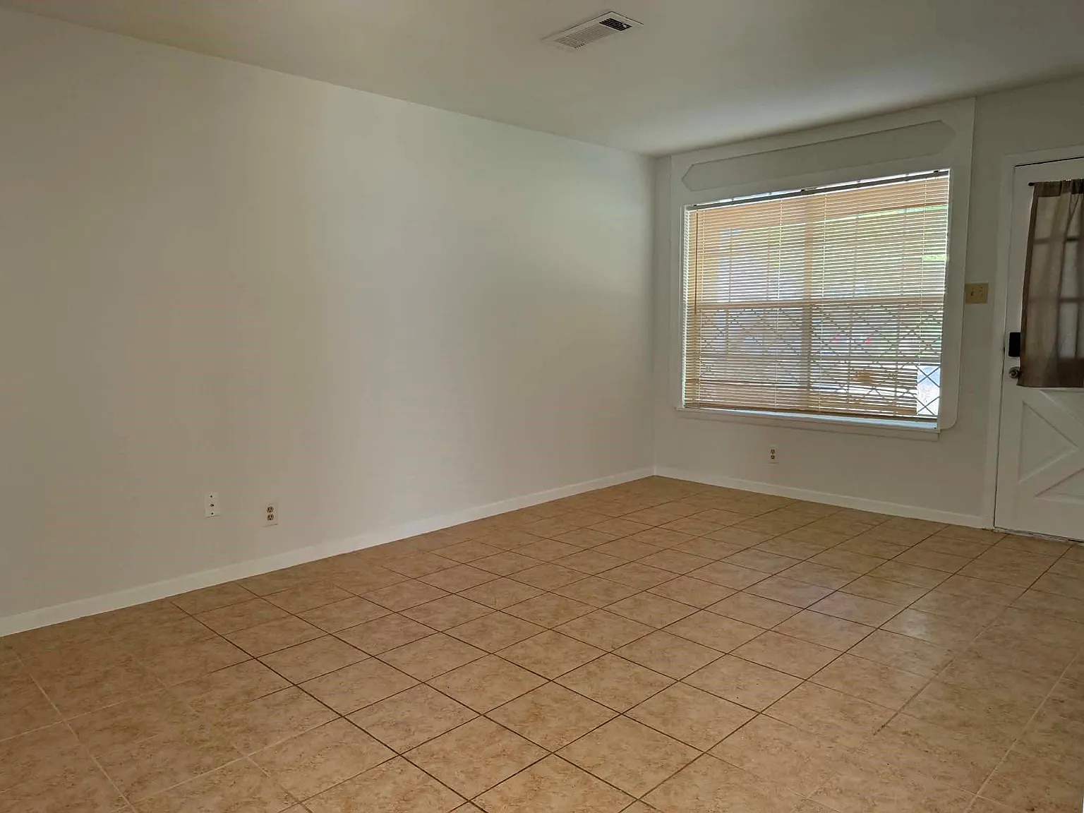 3 bed, 2.5 bath, 1224 sqft, $1,800 — Photo 3