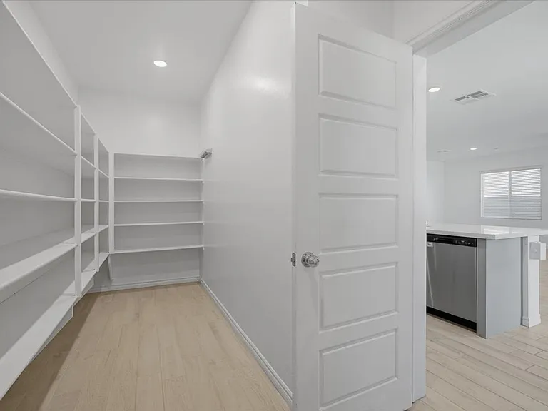 294 Mount Williamson St — Photo 4