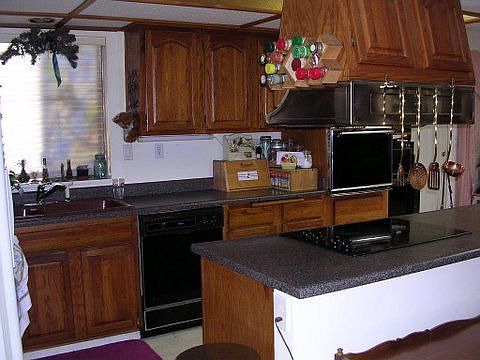 Dining area to Kitchen