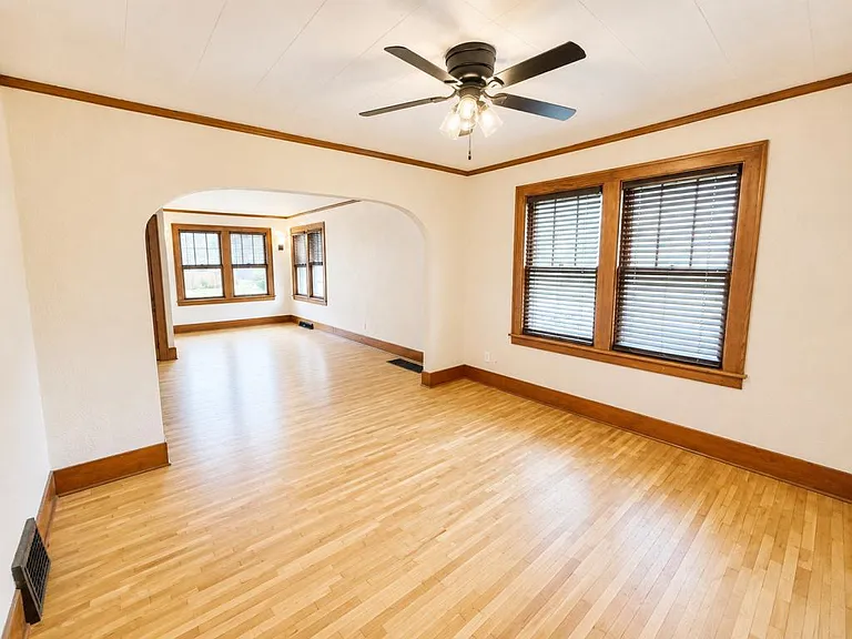 460 S Mazon St — Photo 2
