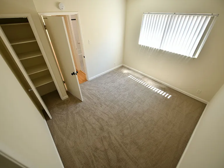 2p008 - Lake View East — Photo 10