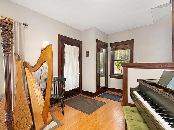3rd image of 847 College Ave
