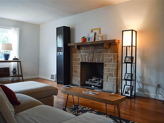 Working gas fireplace in living room.