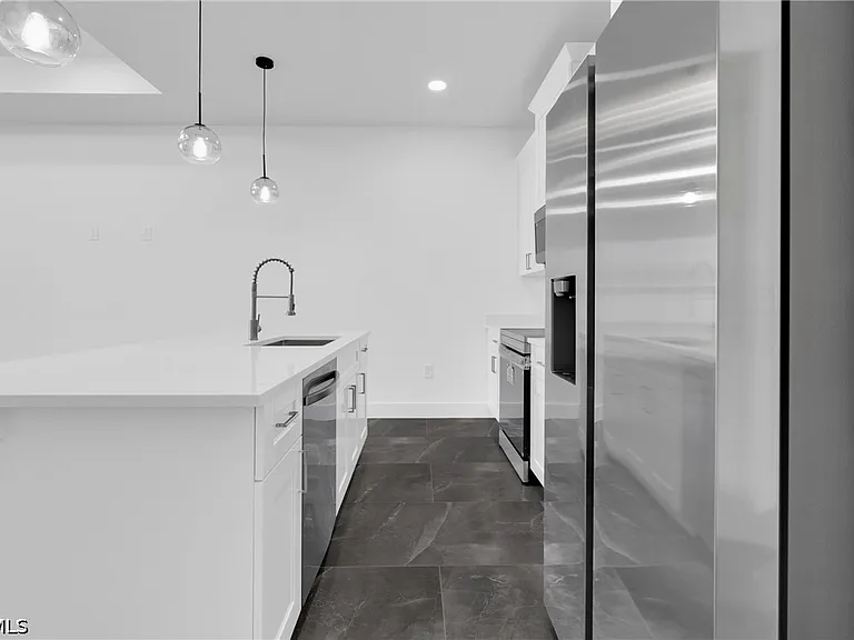 111 Harry Ave S #109 — Photo 21