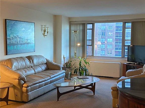 3rd image of 70-25 Yellowstone Blvd APT 8Z