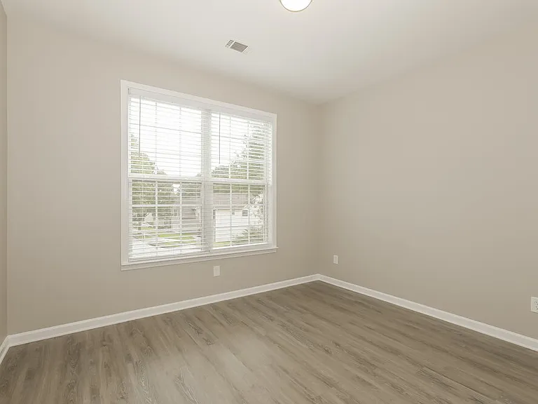 2452 Temple View Dr — Photo 14