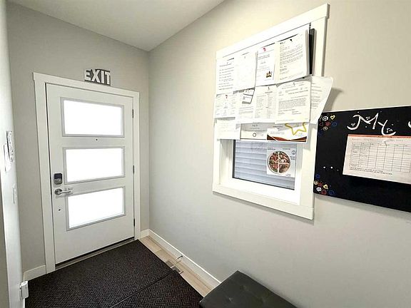 3rd image of 113 N Corner Glen Way NE