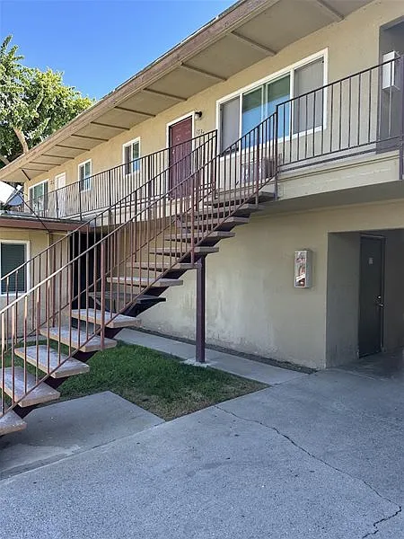 2 bed, 1.0 bath, 720 sqft, $1,125 — Photo 2