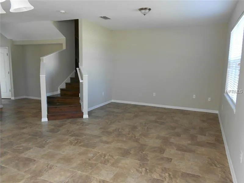 Move In Special-3/2.5 Spacious Townhouse W/ 2 Car Garage In St. Cloud — Photo 4