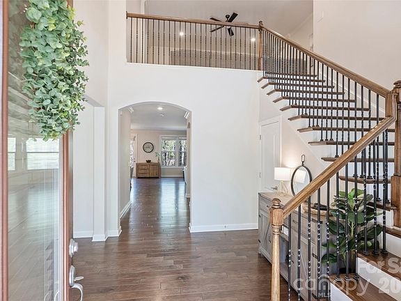 4th image of 294 S San Agustin Dr