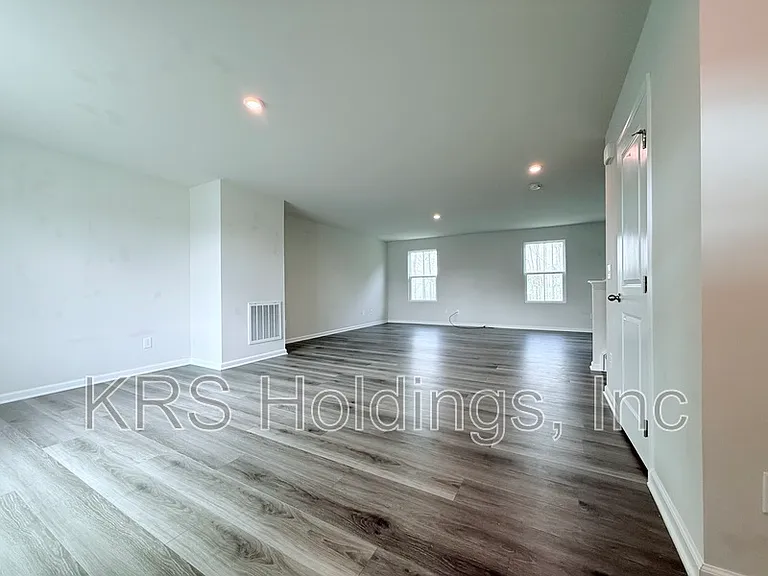 379 Hunting Wood Dr — Photo 3